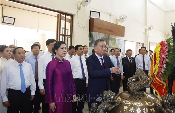 Tổng Bí thư, Chủ tịch nước Tô Lâm dâng hương tưởng niệm Chủ tịch Hồ Chí Minh tại Thái Lan