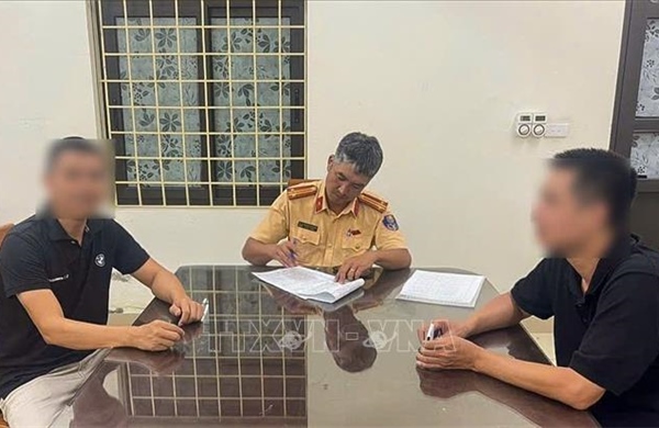 Xử phạt nặng người điều khiển ô tô không chấp hành hiệu lệnh của Cảnh sát giao thông