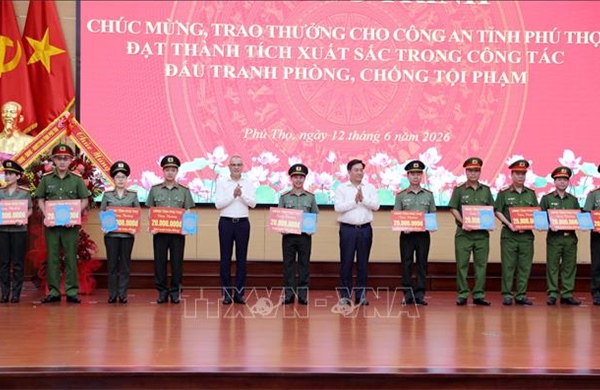 Khen thưởng lực lượng Công an đấu tranh hiệu quả với tội phạm công nghệ cao