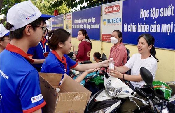 Màu áo xanh đồng hành cùng sĩ tử vượt vũ môn