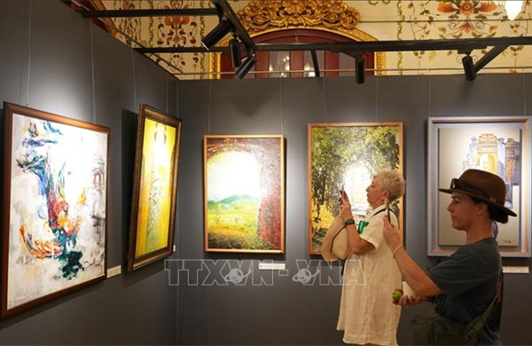 Những cánh cửa di sản Huế