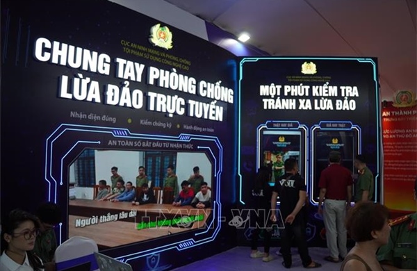 Nhận diện bẫy lừa đảo trực tuyến qua triển lãm 'Bức tường An ninh mạng'