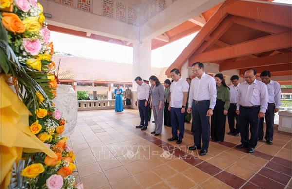 Phó Chủ tịch nước dâng hương tưởng niệm các Anh hùng liệt sĩ tại Tây Ninh