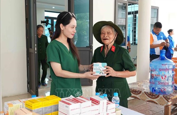 Khám bệnh, trao quà tặng 500 cựu thanh niên xung phong Hà Tĩnh