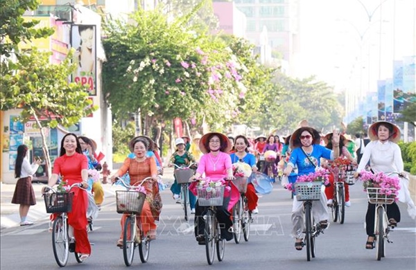 Trên 2.000 phụ nữ diễu hành áo dài bằng xe đạp ven vịnh Nha Trang