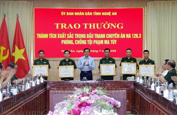 Khen thưởng lực lượng mưu trí, thu giữ 15.200 viên ma túy tổng hợp và heroin