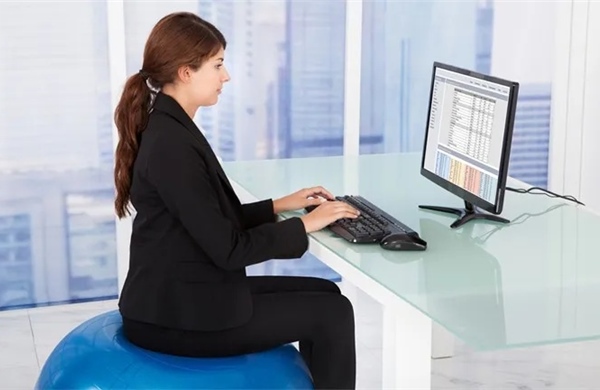 Tư thế ngồi có thể ảnh hưởng đến quyết định và cảm xúc
