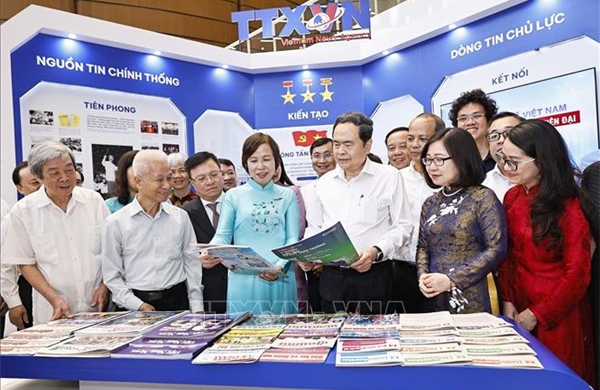 Chủ tịch Quốc hội Trần Thanh Mẫn tham quan không gian trưng bày tại Hội Báo toàn quốc 2026.