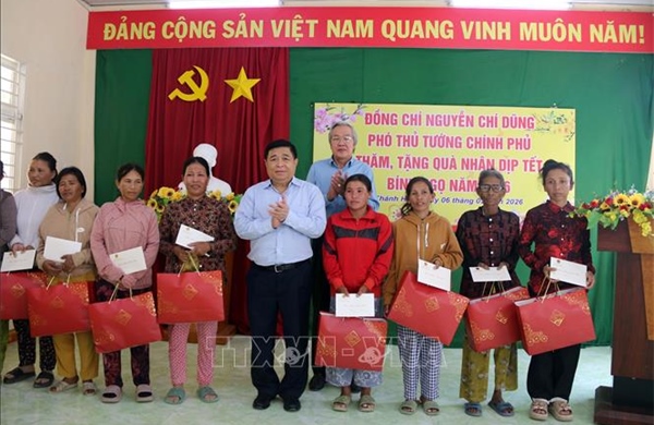 Phó Thủ tướng Chính phủ Nguyễn Chí Dũng thăm, tặng quà Tết tại Khánh Hòa