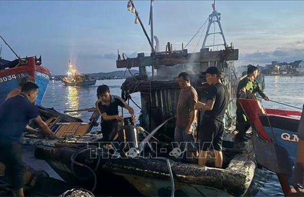 Quảng Ngãi: Cháy tàu cá khi đang neo đậu tại cảng