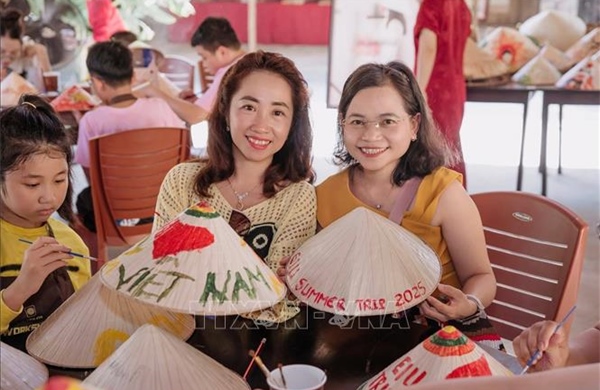 Du lịch biển đảo 'nóng' dịp nghỉ lễ, nhiều địa phương bứt phá lượng khách