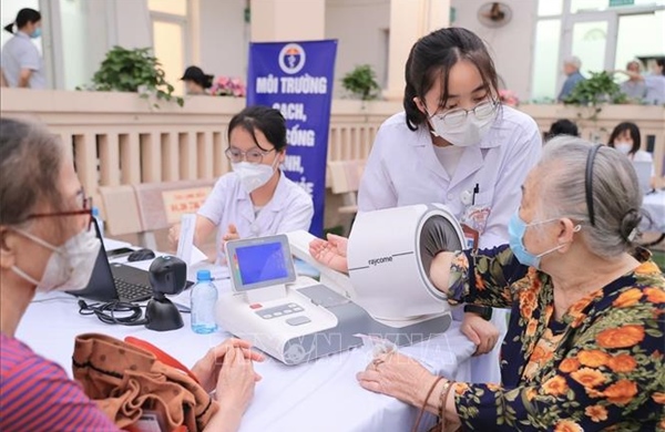 Không thể chỉ dựa vào gia đình trong chăm sóc người cao tuổi