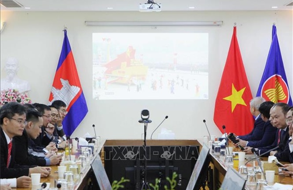 Kiều bào tại Campuchia xúc động chứng kiến khoảnh khắc đầy tự hào của dân tộc 