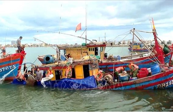 Khẩn trương hỗ trợ ngư dân khắc phục sự cố tàu cá bị chìm