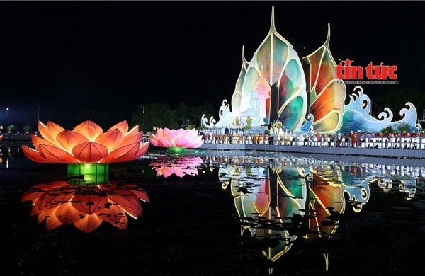 Lung linh đêm hoa đăng Vesak 2025 cầu nguyện cho thế giới hòa bình