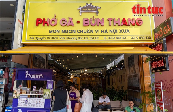 TP Hồ Chí Minh: Người dân, doanh nghiệp thay đổi biển hiệu theo tên phường mới