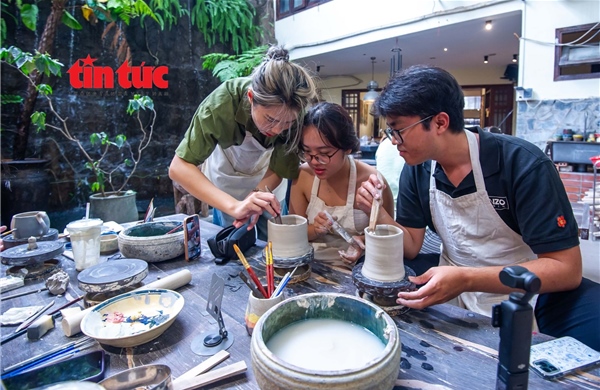 Làng gốm thu nhỏ hút giới trẻ trải nghiệm nét văn hoá truyền thống