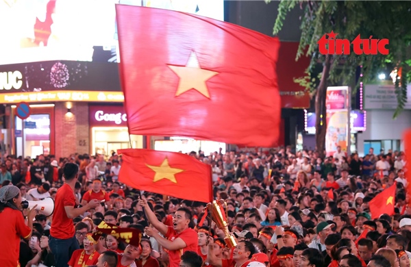 Phố đi bộ Nguyễn Huệ ngập tràn cảm xúc với chiến thắng của U23 Việt Nam