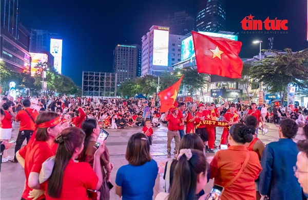 Cổ động viên TP Hồ Chí Minh 'tiếp lửa' cho U23 Việt Nam