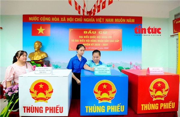 Thanh niên tình nguyện hỗ trợ cử tri khiếm thị đi bầu cử