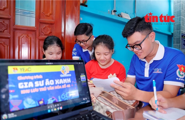 Những ‘Gia sư áo xanh’ ở các khu lưu trú công nhân