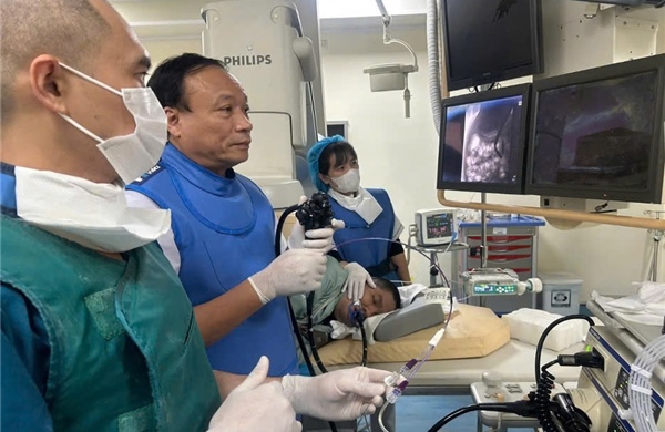 Phát hiện tắc mật nặng do sỏi ống mật chủ từ triệu chứng đau bụng, vàng da