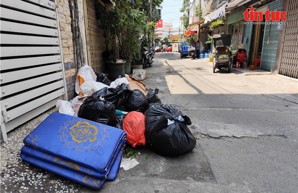 Người dân TP Hồ Chí Minh băn khoăn với cách cân rác tính tiền từ 1/6