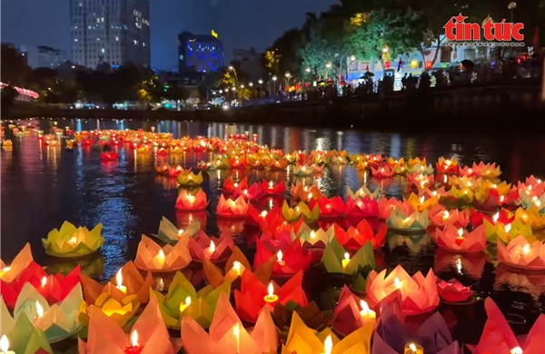 Lung linh ‘đêm hội hoa đăng’ mừng lễ Phật đản tại chùa Pháp Hoa