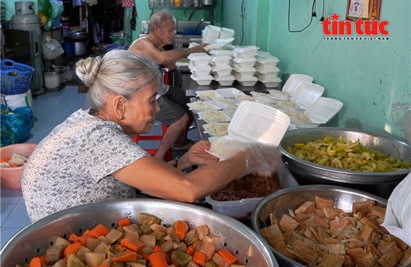 Vợ chồng U90 nấu cơm chay miễn phí cho người có hoàn cảnh khó khăn