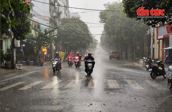 TP Hồ Chí Minh: Mưa dông tiếp tục xuất hiện, đề phòng lốc xoáy và gió giật mạnh