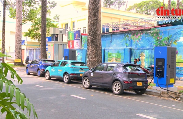 TP Hồ Chí Minh cho lắp đặt trạm sạc ô tô điện tại điểm sử dụng tạm thời lòng đường