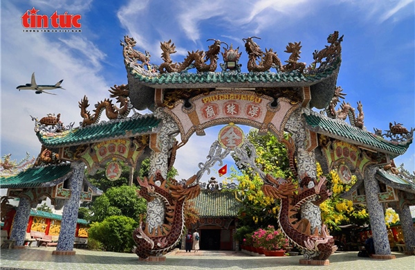  Độc đáo ngôi miếu nổi giữa sông Vàm Thuật với hơn 100 con rồng gốm sứ