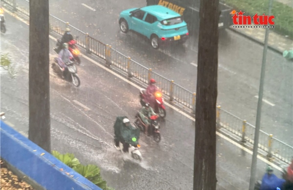 TP Hồ Chí Minh đón mưa lớn trái mùa kéo dài chiều Giáng sinh