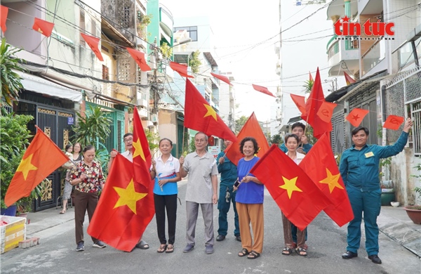 TP Hồ Chí Minh: Người dân phấn khởi trang trí cờ hoa chào đón Đại hội Đảng