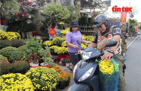 TP Hồ Chí Minh đón sắc xuân sớm, tiếp sức nhà vườn miền Tây