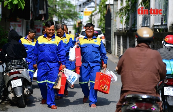 Mang Tết ấm áp đến công nhân thoát nước đô thị TP Hồ Chí Minh