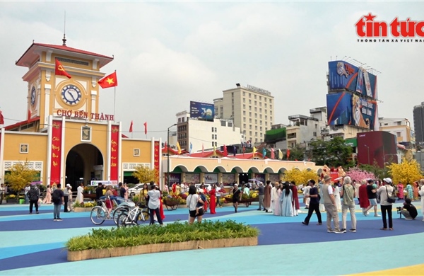 TP Hồ Chí Minh: Chợ Bến Thành hút khách check-in trong diện mạo mới