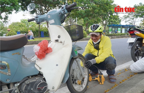 Người đàn ông U60 với 'tiệm sửa xe di động 0 đồng'