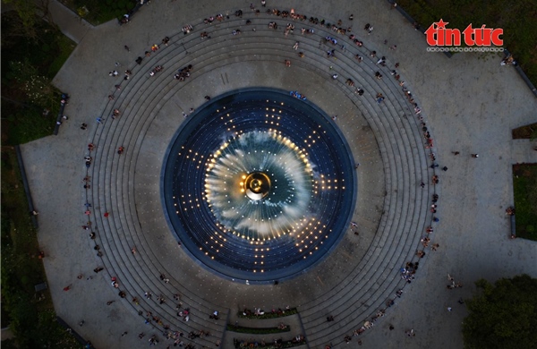 Người dân TP Hồ Chí Minh xem nhạc nước miễn phí tại Tượng đài Giọt nước