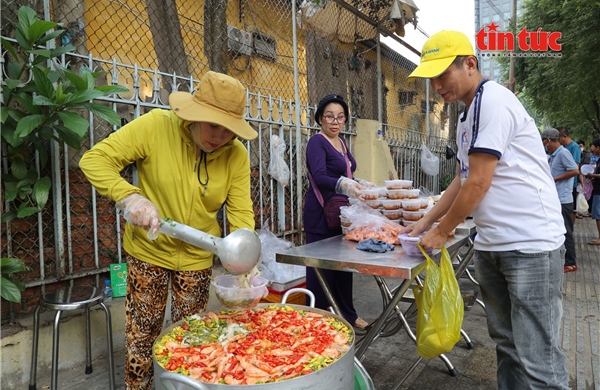'Trạm cơm nghĩa tình' tám năm bền bỉ mang bữa cơm ấm đến bệnh nhân