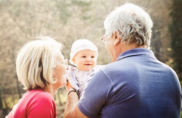 Chăm sóc cháu có thể giúp ông bà minh mẫn và chậm lão hóa não