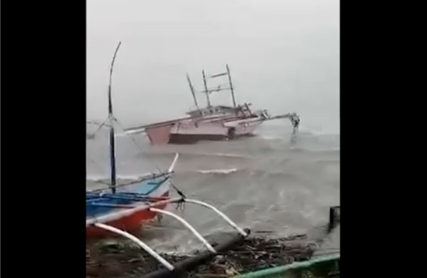 Video siêu bão Ragasa &#39;quần thảo&#39; dữ dội ở tỉnh ven biển của Philippines