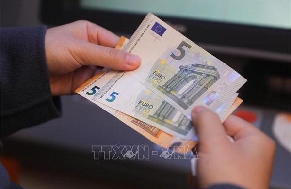 Bất an gia tăng khiến người dân châu Âu tăng tích trữ tiền mặt 