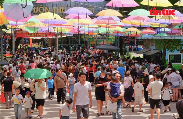 Du khách ‘đổ bộ’ các điểm vui chơi mua sắm tại Hà Nội dịp lễ