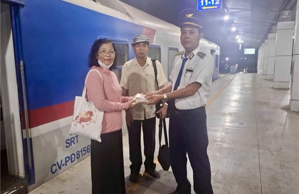 Tiếp viên đường sắt trả lại gần 30 triệu đồng cho hành khách bỏ quên