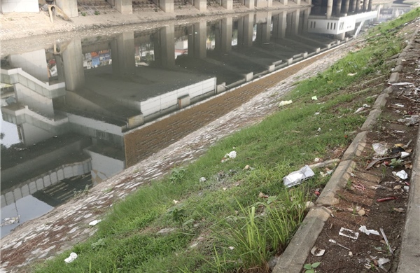 Tình trạng rác thải tái diễn trên sông Tô Lịch sau gần một năm cải tạo