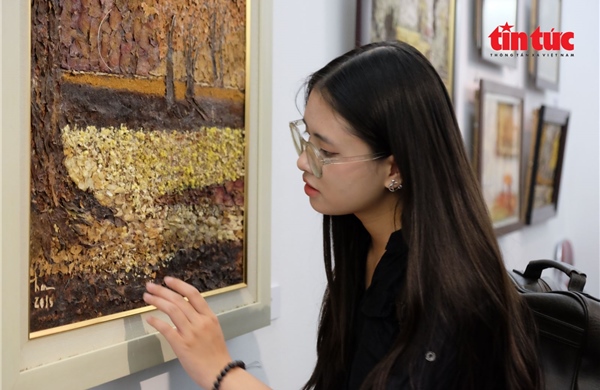 Sự tái sinh của thiên nhiên qua triển lãm 'Cuộc chơi với lá'