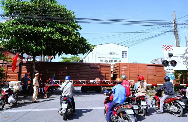 Hàng loạt lái xe bị phạt nguội khi vượt đèn đỏ qua đường sắt