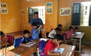 Mất hàng giờ 'trèo đèo, lội suối', không quản nắng mưa mang con chữ cho học sinh vùng cao Mất hàng giờ 'trèo đèo, lội suối', không quản nắng mưa mang con chữ cho học sinh vùng cao