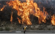 100.000 người phải sơ tán vì cháy rừng lan rộng ở bang California